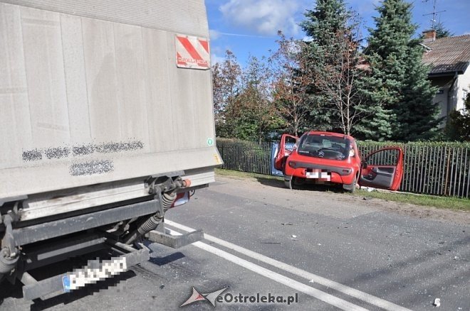 Kadzidło: Osobowy citroen wjechał pod ciężarówkę. Dwie osoby trafiły do szpitala [23.09.2013] - zdjęcie #15 - eOstroleka.pl