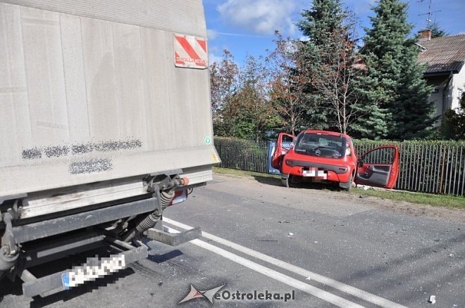Kadzidło: Osobowy citroen wjechał pod ciężarówkę. Dwie osoby trafiły do szpitala [23.09.2013] - zdjęcie #3 - eOstroleka.pl
