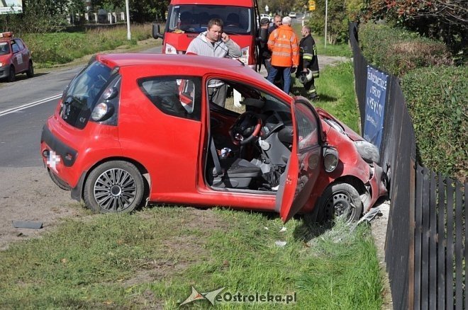 Kadzidło: Osobowy citroen wjechał pod ciężarówkę. Dwie osoby trafiły do szpitala [23.09.2013] - zdjęcie #2 - eOstroleka.pl
