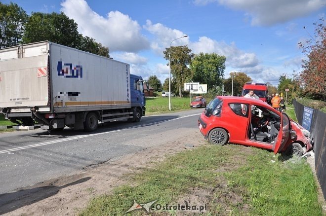 Kadzidło: Osobowy citroen wjechał pod ciężarówkę. Dwie osoby trafiły do szpitala [23.09.2013] - zdjęcie #17 - eOstroleka.pl