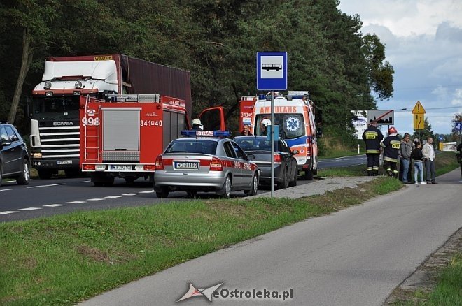 Nowa Wieś Wschodnia: Samochód zjechał z drogi i uderzył w drzewo. Kierowca trafił do szpitala [25.09.2013] - zdjęcie #1 - eOstroleka.pl