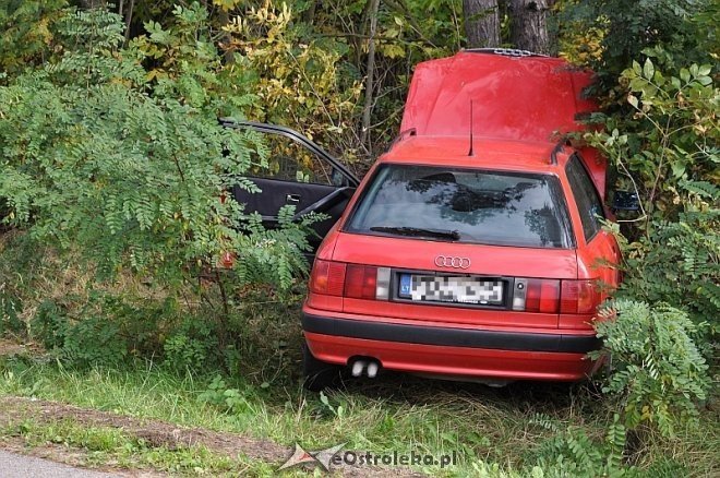 Nowa Wieś Wschodnia: Samochód zjechał z drogi i uderzył w drzewo. Kierowca trafił do szpitala [25.09.2013] - zdjęcie #3 - eOstroleka.pl