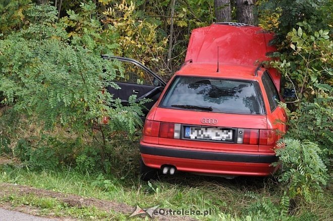 Nowa Wieś Wschodnia: Samochód zjechał z drogi i uderzył w drzewo. Kierowca trafił do szpitala [25.09.2013] - zdjęcie #7 - eOstroleka.pl