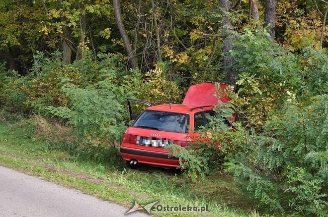 Nowa Wieś Wschodnia: Samochód zjechał z drogi i uderzył w drzewo. Kierowca trafił do szpitala [25.09.2013] - zdjęcie #4 - eOstroleka.pl
