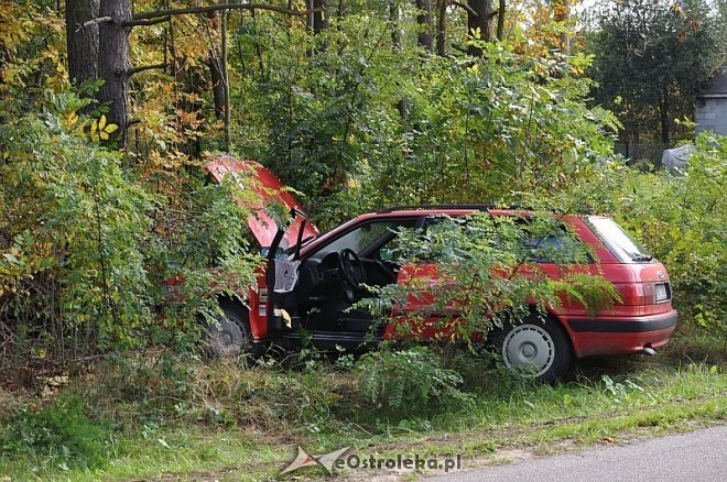 Nowa Wieś Wschodnia: Samochód zjechał z drogi i uderzył w drzewo. Kierowca trafił do szpitala [25.09.2013] - zdjęcie #5 - eOstroleka.pl
