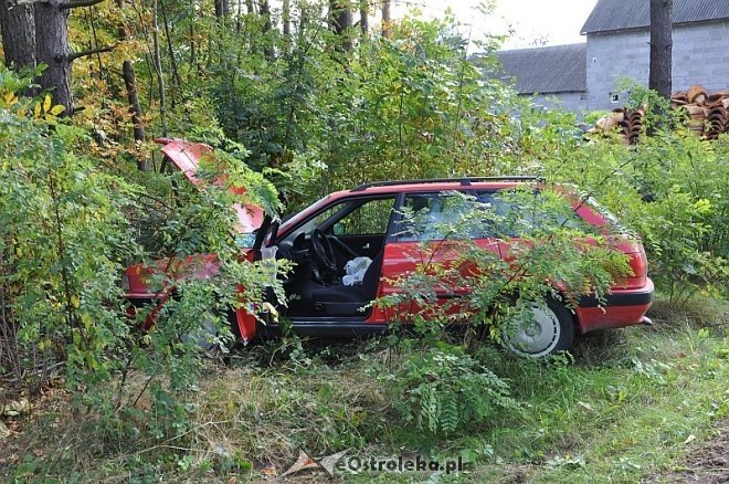 Nowa Wieś Wschodnia: Samochód zjechał z drogi i uderzył w drzewo. Kierowca trafił do szpitala [25.09.2013] - zdjęcie #7 - eOstroleka.pl
