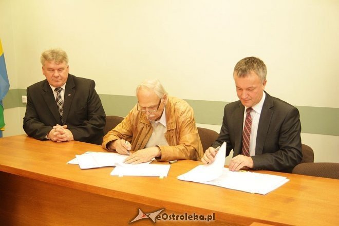 Umowa z wykonawcą samorządowej stacji segregacji odpadów komunalnych podpisana [26.09.2013] - zdjęcie #3 - eOstroleka.pl