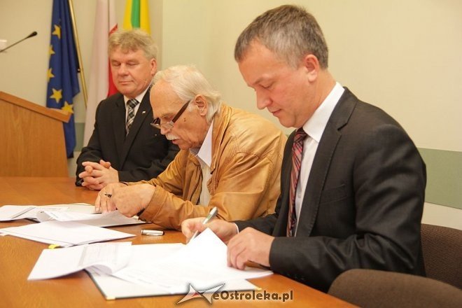 Umowa z wykonawcą samorządowej stacji segregacji odpadów komunalnych podpisana [26.09.2013] - zdjęcie #7 - eOstroleka.pl