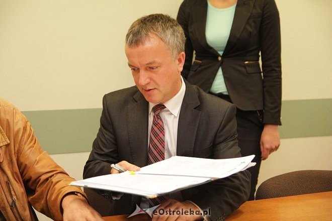 Umowa z wykonawcą samorządowej stacji segregacji odpadów komunalnych podpisana [26.09.2013] - zdjęcie #2 - eOstroleka.pl