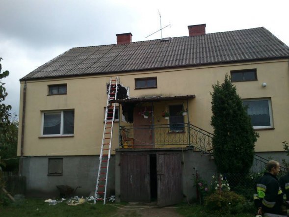 Pożar w Załuskach. Spłonęło ocieplenie budynku mieszkalnego [28.09.2013] - zdjęcie #4 - eOstroleka.pl