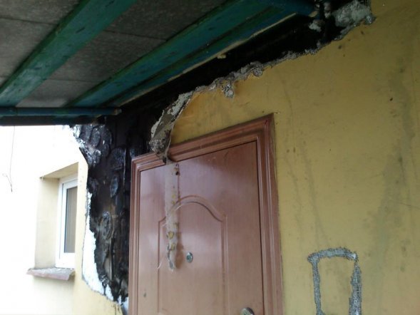 Pożar w Załuskach. Spłonęło ocieplenie budynku mieszkalnego [28.09.2013] - zdjęcie #1 - eOstroleka.pl