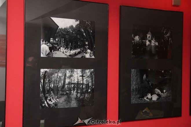 „Reportaże” - wernisaż wystawy członków OTF [ZDJĘCIA] - zdjęcie #15 - eOstroleka.pl