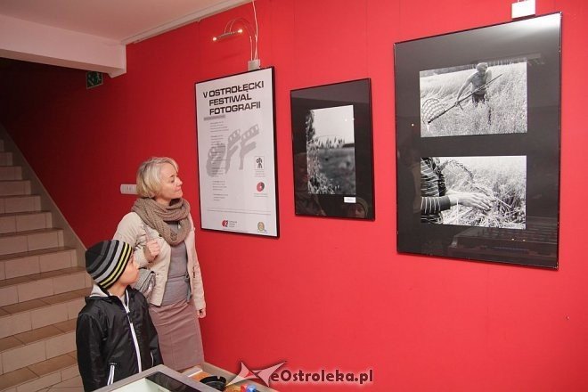 „Reportaże” - wernisaż wystawy członków OTF [ZDJĘCIA] - zdjęcie #20 - eOstroleka.pl