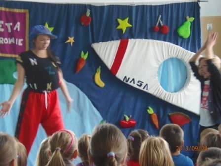 Pasieki: Teatrzyk Profilaktyczny Planeta samo zdrowie  - zdjęcie #2 - eOstroleka.pl