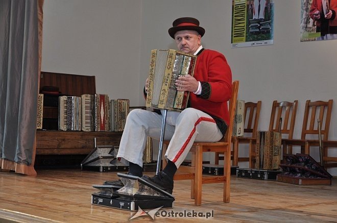 Regionalny Przegląd Harmonistów i Skrzypków Ludowych „Kurpiowskie Granie” w Lelisie [06.10.2013] - zdjęcie #28 - eOstroleka.pl