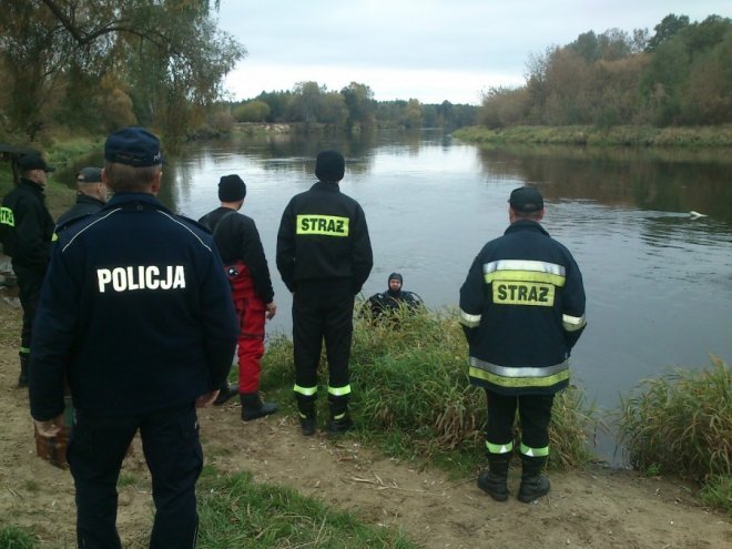 Uciekając przed policją wpadł samochodem do Narwi [WIDEO, ZDJĘCIA] - zdjęcie #2 - eOstroleka.pl