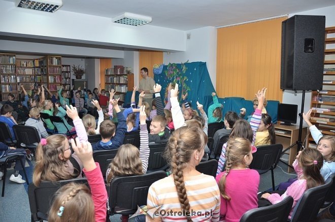 Spotkanie z Rafałem Lasotą w Miejskiej Bibliotece Publicznej [10.10.2013] - zdjęcie #17 - eOstroleka.pl