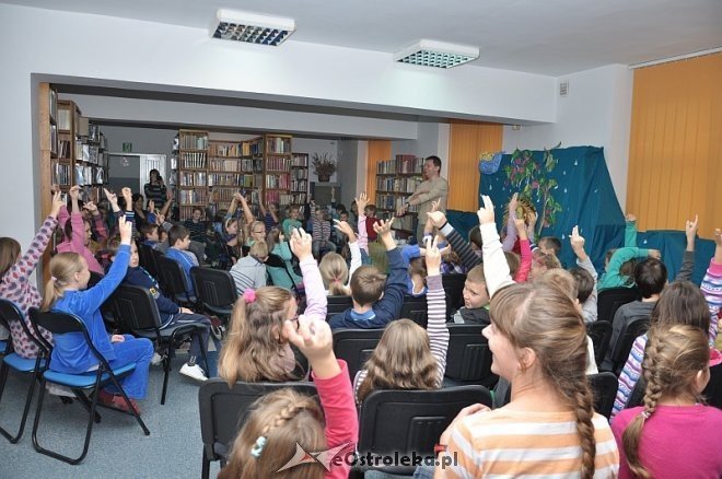 Spotkanie z Rafałem Lasotą w Miejskiej Bibliotece Publicznej [10.10.2013] - zdjęcie #16 - eOstroleka.pl