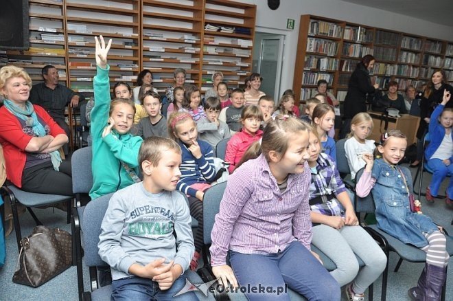 Spotkanie z Rafałem Lasotą w Miejskiej Bibliotece Publicznej [10.10.2013] - zdjęcie #15 - eOstroleka.pl