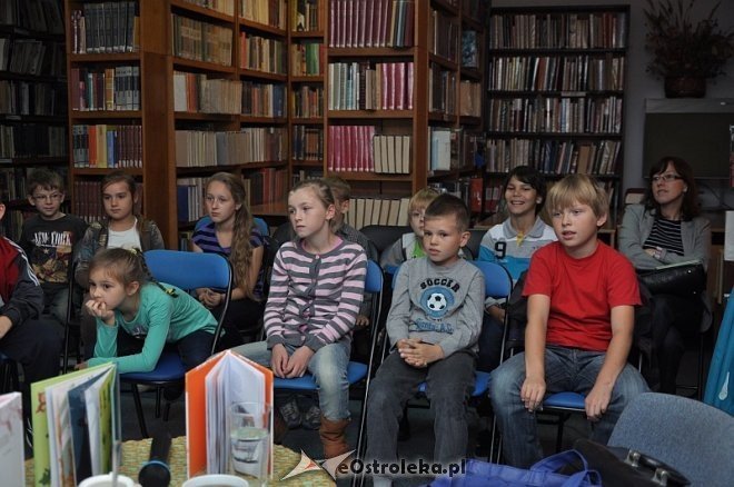 Spotkanie z Rafałem Lasotą w Miejskiej Bibliotece Publicznej [10.10.2013] - zdjęcie #11 - eOstroleka.pl