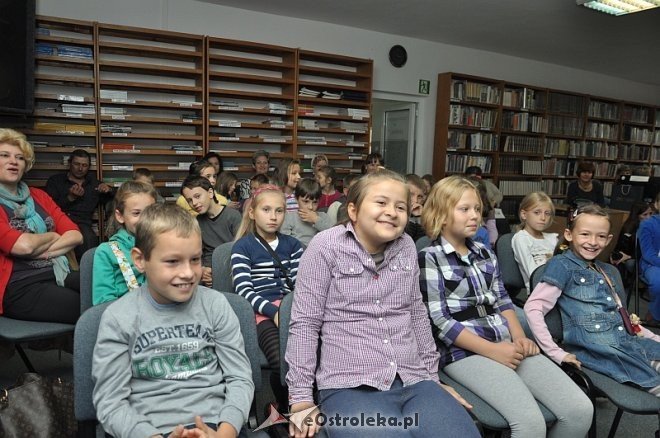 Spotkanie z Rafałem Lasotą w Miejskiej Bibliotece Publicznej [10.10.2013] - zdjęcie #10 - eOstroleka.pl