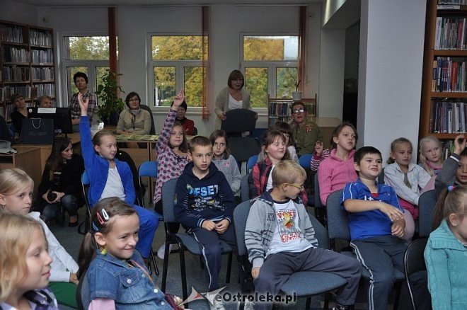 Spotkanie z Rafałem Lasotą w Miejskiej Bibliotece Publicznej [10.10.2013] - zdjęcie #8 - eOstroleka.pl
