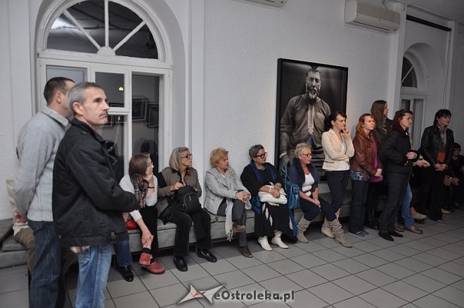 Ostrołęcki Festiwal Fotografii: Wernisaż wystawy Filipa Ćwika pt. „„12 twarzy/faces” [10.10.2013] - zdjęcie #10 - eOstroleka.pl
