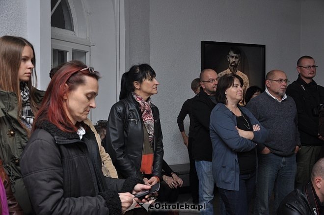 Ostrołęcki Festiwal Fotografii: Wernisaż wystawy Filipa Ćwika pt. „„12 twarzy/faces” [10.10.2013] - zdjęcie #8 - eOstroleka.pl