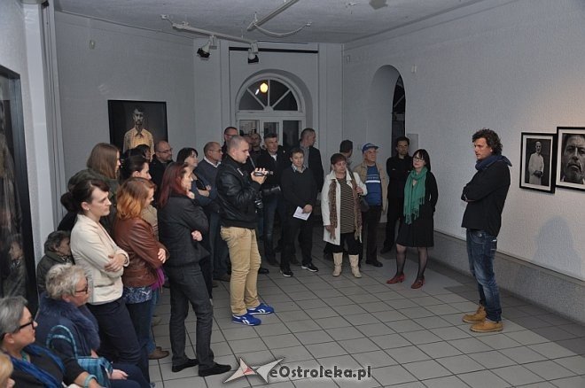 Ostrołęcki Festiwal Fotografii: Wernisaż wystawy Filipa Ćwika pt. „„12 twarzy/faces” [10.10.2013] - zdjęcie #6 - eOstroleka.pl