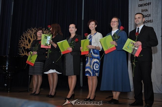 Miejskie obchody Dnia Edukacji Narodowej oraz inauguracja projektu „Bezpieczna Szkoła” [11.10.2013] - zdjęcie #50 - eOstroleka.pl