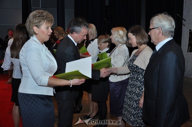Miejskie obchody Dnia Edukacji Narodowej oraz inauguracja projektu „Bezpieczna Szkoła” [11.10.2013] - zdjęcie #1 - eOstroleka.pl