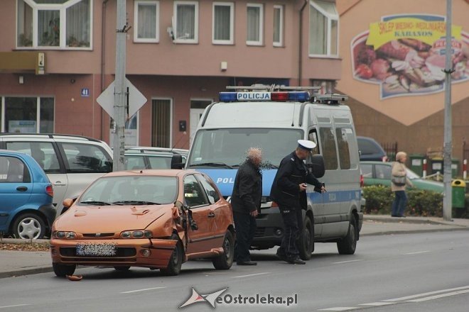 Ostrołęka: Kolizja autobusu i osobówki na 11 Listopada [14.10.2013] - zdjęcie #10 - eOstroleka.pl