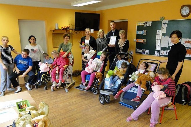 Nowożeńcy przekazali zabawki niepełnosprawnym dzieciom z „Kolorowej Szkoły” [ZDJĘCIA] - zdjęcie #1 - eOstroleka.pl