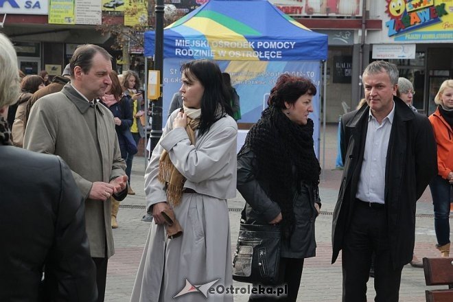 Miejskie obchody Międzynarodowego Dnia Walki z Ubóstwem [17.10.2013] - zdjęcie #29 - eOstroleka.pl
