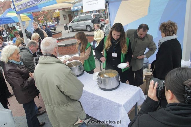 Miejskie obchody Międzynarodowego Dnia Walki z Ubóstwem [17.10.2013] - zdjęcie #4 - eOstroleka.pl