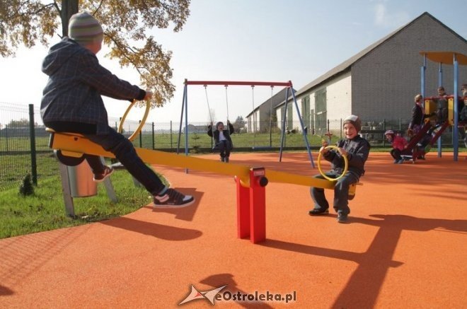 Plac zabaw w Ołdakach oddany do użytku [18.10.2013] - zdjęcie #1 - eOstroleka.pl