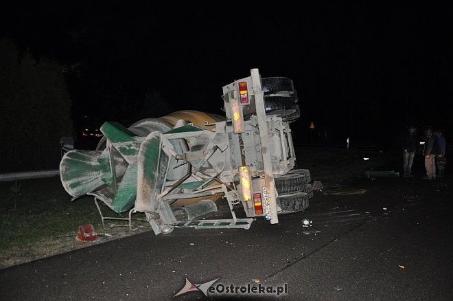 Wypadek w Laskowcu: Ciężarówka wjechała w auto osobowe. Jedna osoba trafiła do szpitala [18.10.2013] - zdjęcie #1 - eOstroleka.pl