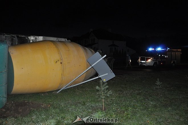 Wypadek w Laskowcu: Ciężarówka wjechała w auto osobowe. Jedna osoba trafiła do szpitala [18.10.2013] - zdjęcie #3 - eOstroleka.pl