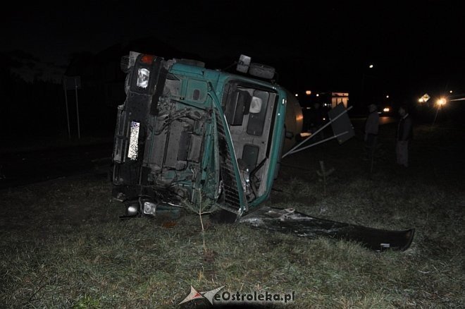 Wypadek w Laskowcu: Ciężarówka wjechała w auto osobowe. Jedna osoba trafiła do szpitala [18.10.2013] - zdjęcie #5 - eOstroleka.pl