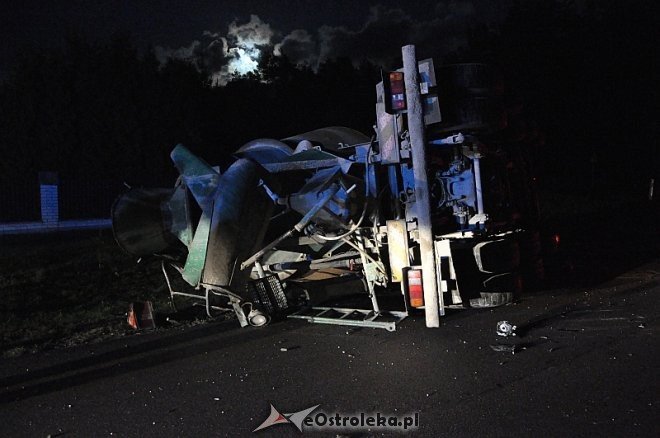 Wypadek w Laskowcu: Ciężarówka wjechała w auto osobowe. Jedna osoba trafiła do szpitala [18.10.2013] - zdjęcie #12 - eOstroleka.pl