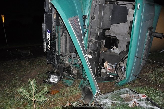 Wypadek w Laskowcu: Ciężarówka wjechała w auto osobowe. Jedna osoba trafiła do szpitala [18.10.2013] - zdjęcie #15 - eOstroleka.pl