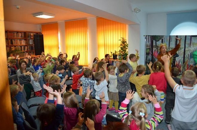 Teatr Urwis w Miejskiej Bibliotece Publicznej [18.10.2013] - zdjęcie #34 - eOstroleka.pl