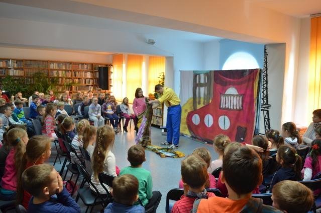 Teatr Urwis w Miejskiej Bibliotece Publicznej [18.10.2013] - zdjęcie #14 - eOstroleka.pl