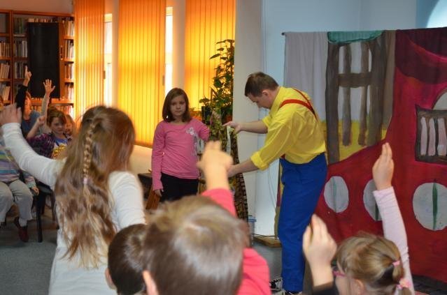 Teatr Urwis w Miejskiej Bibliotece Publicznej [18.10.2013] - zdjęcie #13 - eOstroleka.pl