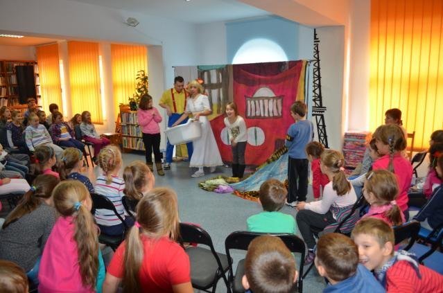 Teatr Urwis w Miejskiej Bibliotece Publicznej [18.10.2013] - zdjęcie #12 - eOstroleka.pl