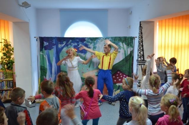 Teatr Urwis w Miejskiej Bibliotece Publicznej [18.10.2013] - zdjęcie #2 - eOstroleka.pl