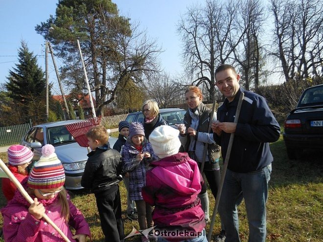 Uczniowie SP w Rzekuniu ponownie ratowali kasztanowce [25.10.2013] - zdjęcie #5 - eOstroleka.pl