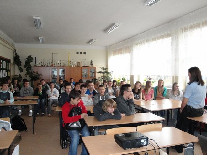 Z gimnazjalistami o odpowiedzialności prawnej nieletnich [25.10.2013] - zdjęcie #4 - eOstroleka.pl