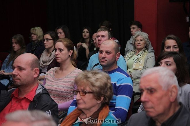 Premiera spektaklu „Spojrzyj w lustro... Fredro” w Klubie Oczko [ZDJĘCIA] - zdjęcie #23 - eOstroleka.pl
