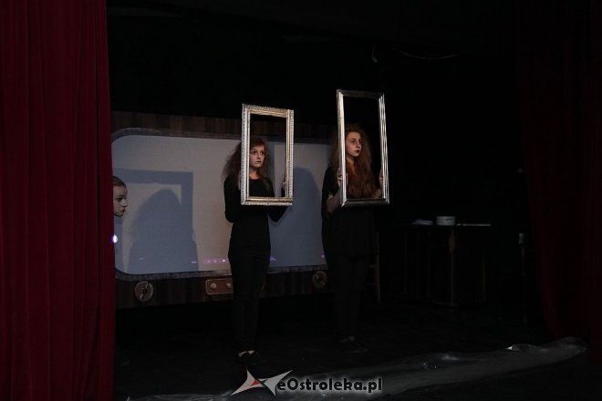 Premiera spektaklu „Spojrzyj w lustro... Fredro” w Klubie Oczko [ZDJĘCIA] - zdjęcie #12 - eOstroleka.pl